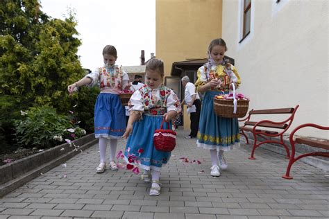 Deti v krojoch počas folklórneho vystúpenia