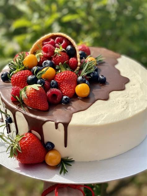 Letná svadobná torta s čerešňami a ovocím