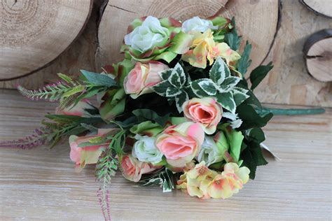 Umelá kytica ruží v interiéri