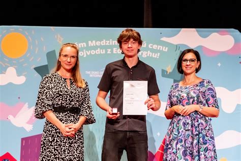 Slávnostné odovzdávanie darčeka učiteľke