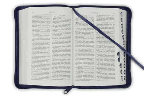 Otvorená biblia s ružencom a krížom