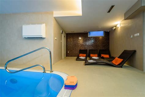 Relaxačná zóna wellness centra s bazénom a ležadlami