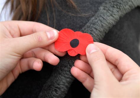 symbolický červený mak pripnutý na hrudi