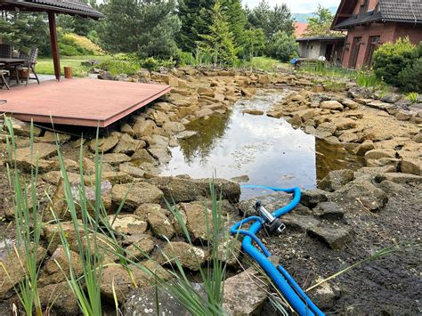 Porovnanie čistého jazierka s leknami a jazierka s prebytočnými riasami
