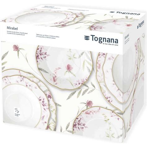 Prezentácia porcelánových tanierov s ružami na slávnostnom stole